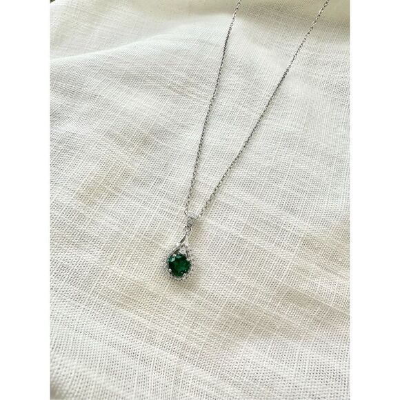 Emerald green round cut cubic zirconia pendant necklace - Picture 2 of 2